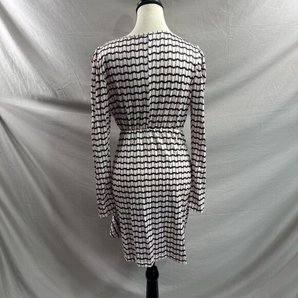 V-Neck Long Sleeve Allover Print Pleated Hem Mini Dress - Picture 6 of 6